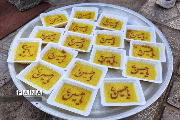 طبخ و توزیع شله زرد نذری در شهرستان زیرکوه