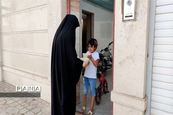طبخ و توزیع شله زرد نذری در شهرستان زیرکوه
