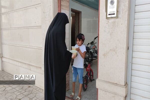 طبخ و توزیع شله زرد نذری در شهرستان زیرکوه