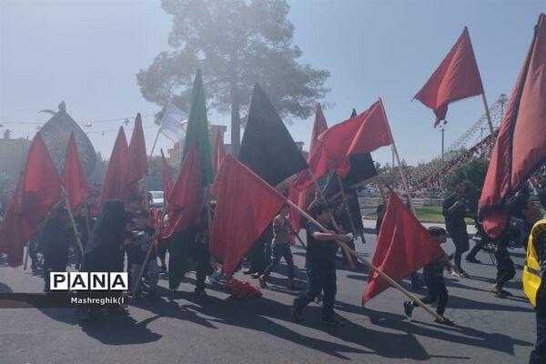 مراسم سنتی آیینی نخل‌گردانی در ظهر عاشورا هیأت زینبیه کاشان