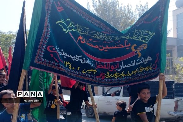 مراسم سنتی آیینی نخل‌گردانی در ظهر عاشورا هیأت زینبیه کاشان