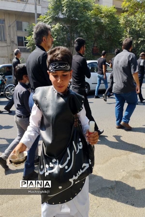 مراسم سنتی آیینی نخل‌گردانی در ظهر عاشورا هیأت زینبیه کاشان