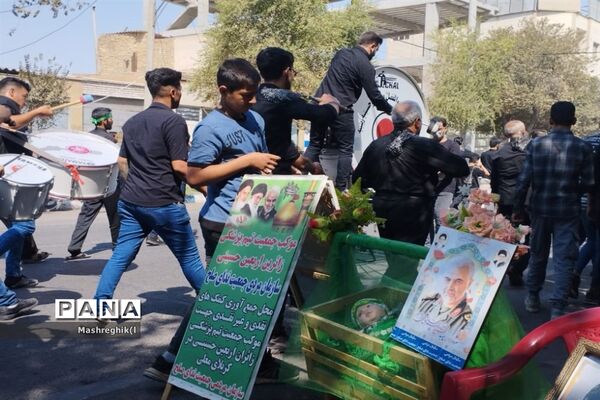 مراسم سنتی آیینی نخل‌گردانی در ظهر عاشورا هیأت زینبیه کاشان