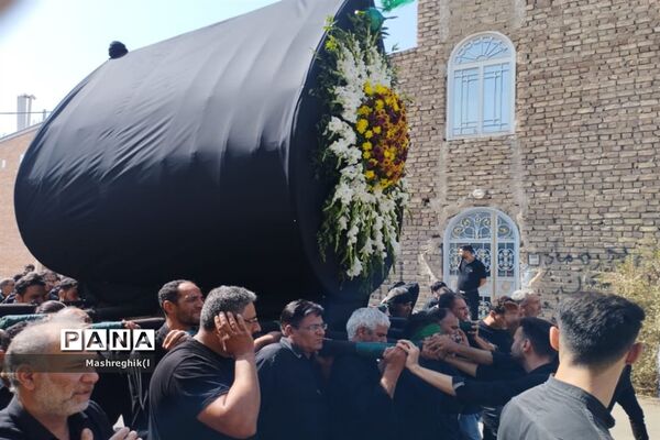 مراسم سنتی آیینی نخل‌گردانی در ظهر عاشورا هیأت زینبیه کاشان