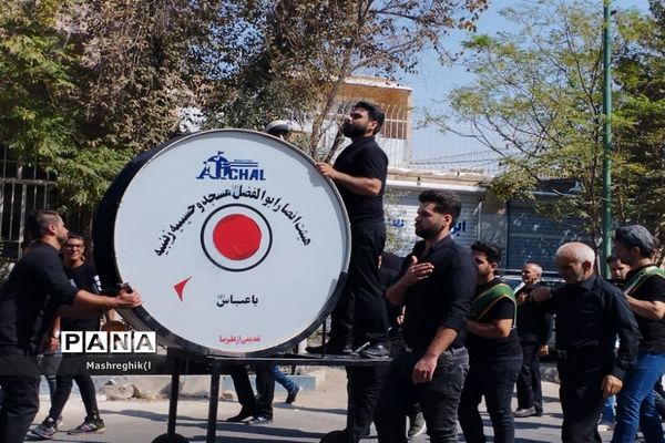 مراسم سنتی آیینی نخل‌گردانی در ظهر عاشورا هیأت زینبیه کاشان