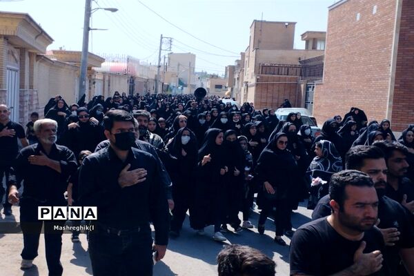 مراسم سنتی آیینی نخل‌گردانی در ظهر عاشورا هیأت زینبیه کاشان