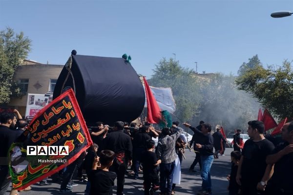 مراسم سنتی آیینی نخل‌گردانی در ظهر عاشورا هیأت زینبیه کاشان