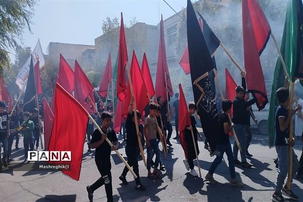 مراسم سنتی آیینی نخل‌گردانی در ظهر عاشورا هیأت زینبیه کاشان