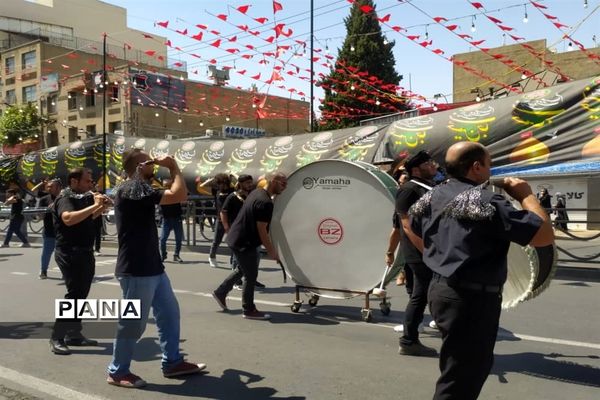 برگزاری مراسم عاشورا حسینی در بلوار مظاهری کرج