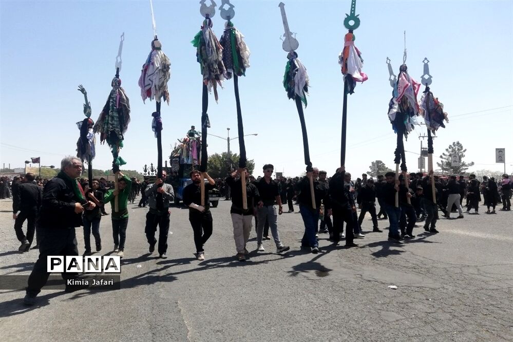 اجتماع عزاداران حسینی در ظهر عاشورا در شهرستان بردسکن کاشمر