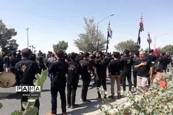 اجتماع عزاداران حسینی در ظهر عاشورا در شهرستان بردسکن کاشمر