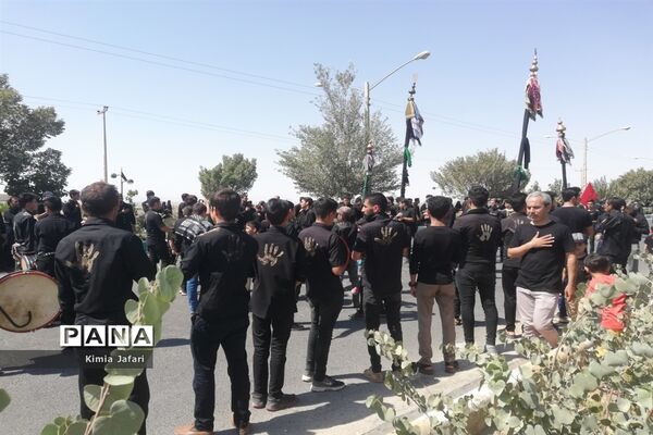 اجتماع عزاداران حسینی در ظهر عاشورا در شهرستان بردسکن کاشمر