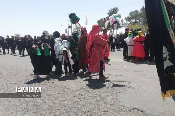 اجتماع عزاداران حسینی در ظهر عاشورا در شهرستان بردسکن کاشمر