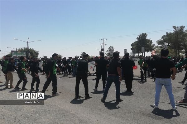 اجتماع عزاداران حسینی در ظهر عاشورا در شهرستان بردسکن کاشمر
