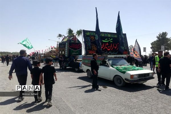 اجتماع عزاداران حسینی در ظهر عاشورا در شهرستان بردسکن کاشمر
