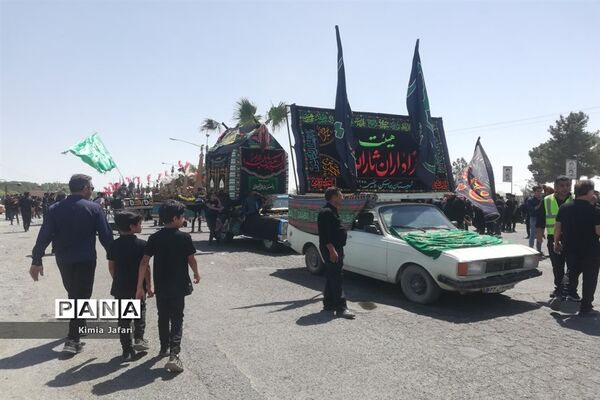 اجتماع عزاداران حسینی در ظهر عاشورا در شهرستان بردسکن کاشمر