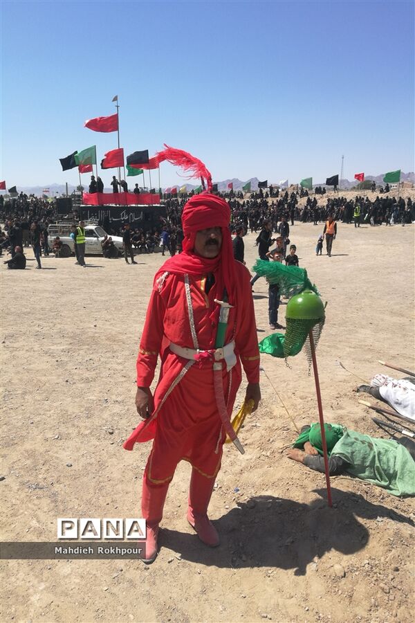 مراسم نمادین ظهر عاشورا در حاجی آباد بیرجند