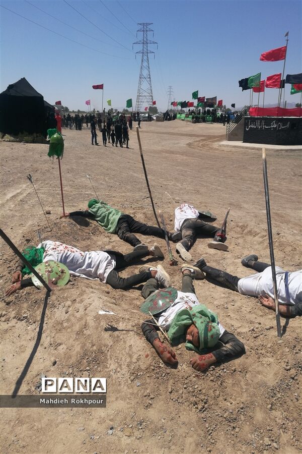 مراسم نمادین ظهر عاشورا در حاجی آباد بیرجند