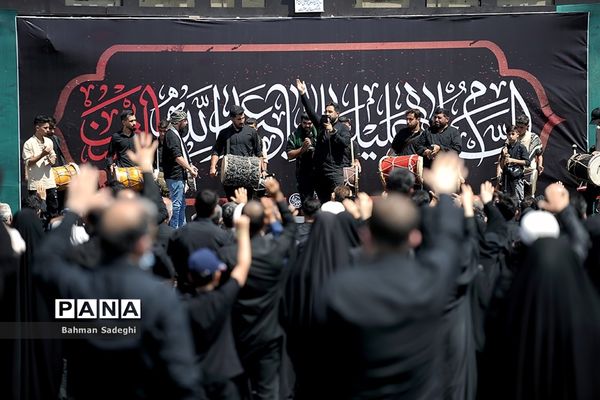 مراسم عزاداری روز عاشورا در میدان امام حسین(ع)