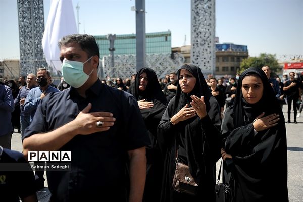 مراسم عزاداری روز عاشورا در میدان امام حسین(ع)