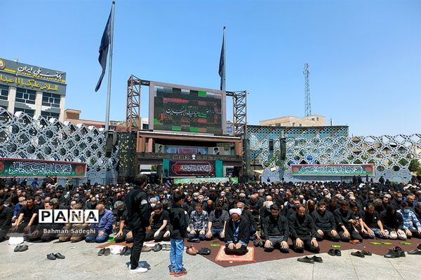 مراسم عزاداری روز عاشورا در میدان امام حسین(ع)