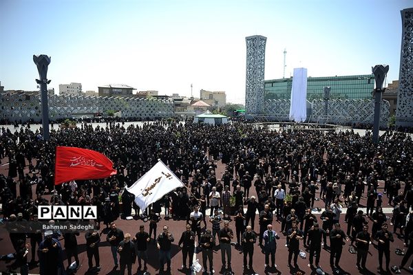 مراسم عزاداری روز عاشورا در میدان امام حسین(ع)