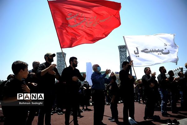 مراسم عزاداری روز عاشورا در میدان امام حسین(ع)