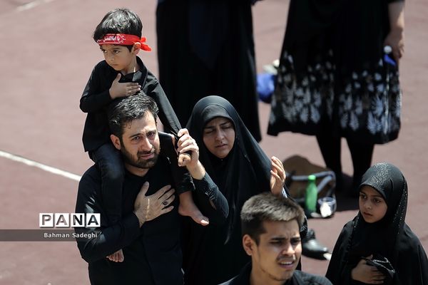 مراسم عزاداری روز عاشورا در میدان امام حسین(ع)