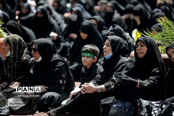 مراسم عزاداری روز عاشورا در میدان امام حسین(ع)
