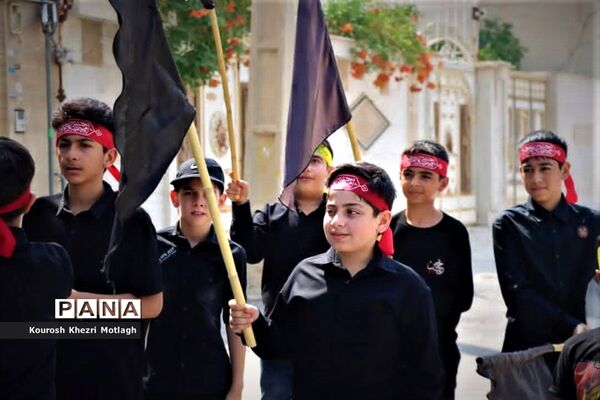 حضور پرشور دانش‌آموزان در عزاداری‌های دهه اول محرم در کازرون