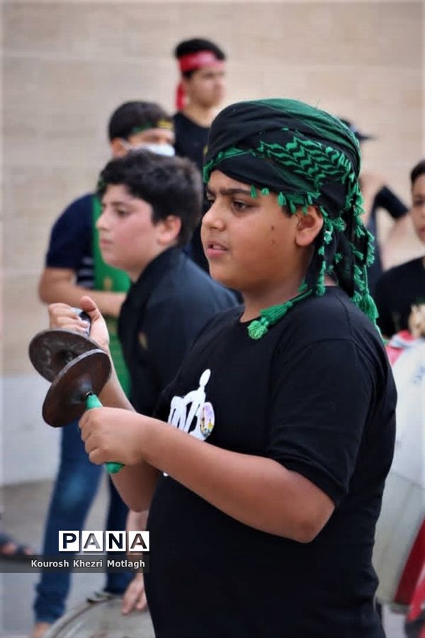 حضور پرشور دانش‌آموزان در عزاداری‌های دهه اول محرم در کازرون