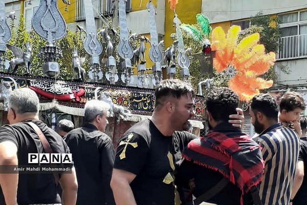 دسته‌عزاداری امام حسین (ع) در روز عاشورا در شهرری