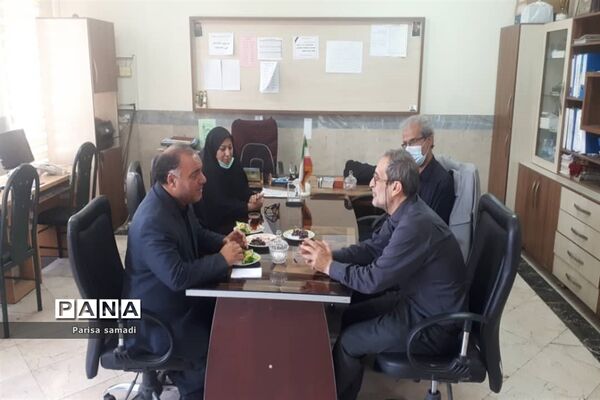 بازدید معاون پرورشی و تربیت‌بدنی منطقه ۱۳ از پایگاه‌های مشاوره کنکور ۱۴۰۱