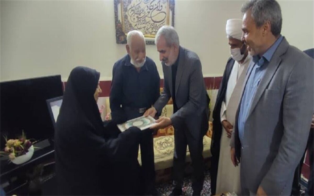 دیدار یوسف نوری با خانواده شهیدان دانش‌آموز در شهرستان بم