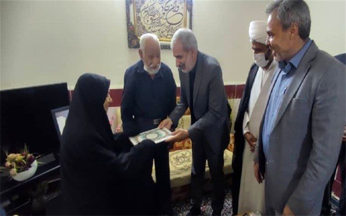 دیدار یوسف نوری با خانواده شهیدان دانش‌آموز در شهرستان بم