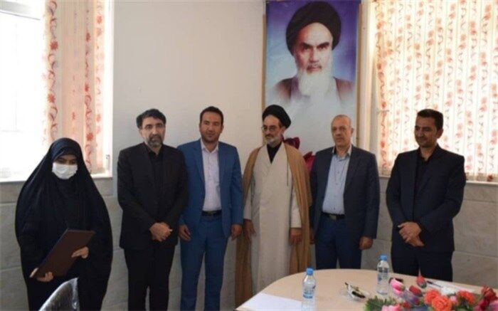 بازدید مدیر کل استان چهارمحال و بختیاری با دانش‌آموز رتبه ۶۷ کنکور ادبیات