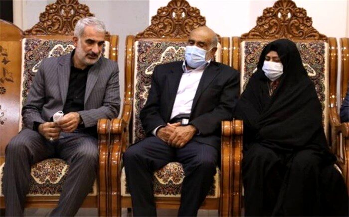 دیدار وزیر آموزش و پرورش با خانواده خبرنگار شهید