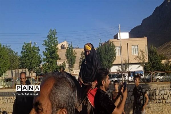 برگزاری نمایش آیینی «یک بیابان بی‌کسی» و حرکت نمادین قافله امام حسین (ع) در شهرستان بن