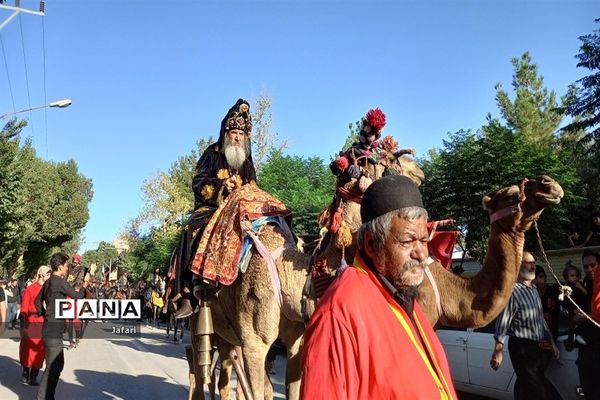 حرکت کاروان نمادین اسرای کربلا  از کوفه به شام در خیابان‌های شهر فلاورجان