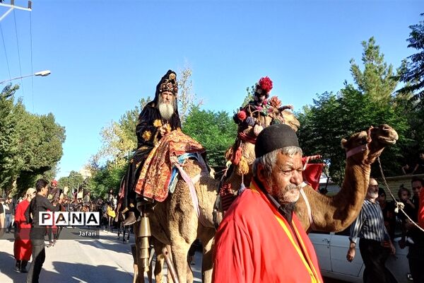 حرکت کاروان نمادین اسرای کربلا  از کوفه به شام در خیابان‌های شهر فلاورجان