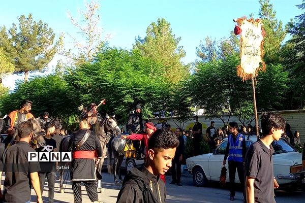 حرکت کاروان نمادین اسرای کربلا  از کوفه به شام در خیابان‌های شهر فلاورجان