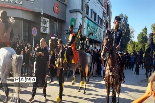 حرکت کاروان نمادین اسرای کربلا  از کوفه به شام در خیابان‌های شهر فلاورجان