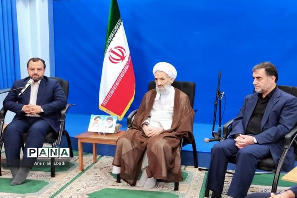 دیدار وزیر اقتصاد با نماینده ولی فقیه