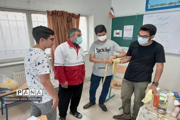 برگزاری دوره‌های هلال احمر در پایگاه تابستانی دبیرستان فرهنگ منطقه ۱۳