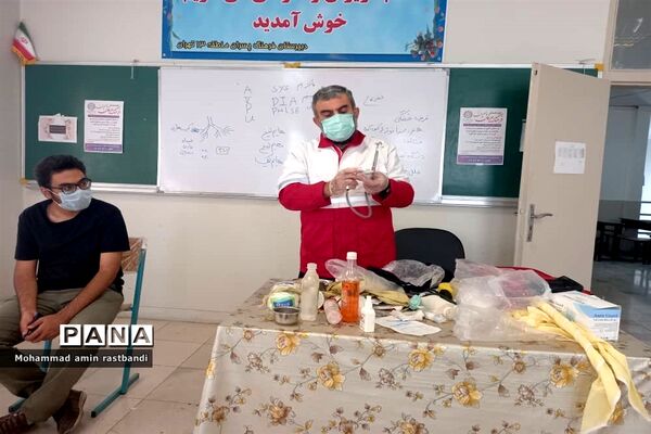 برگزاری دوره‌های هلال احمر در پایگاه تابستانی دبیرستان فرهنگ منطقه ۱۳