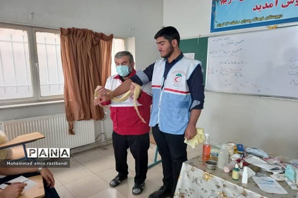 برگزاری دوره‌های هلال احمر در پایگاه تابستانی دبیرستان فرهنگ منطقه ۱۳