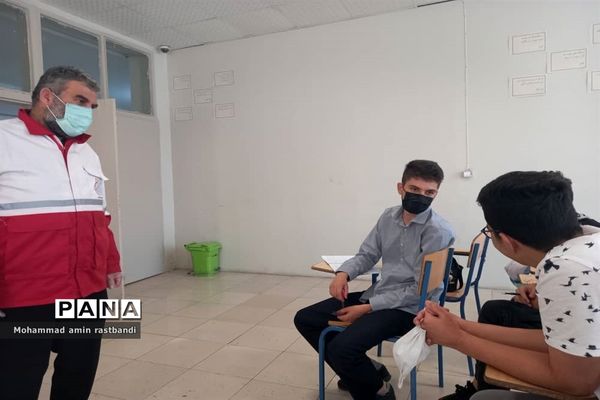 برگزاری دوره‌های هلال احمر در پایگاه تابستانی دبیرستان فرهنگ منطقه ۱۳