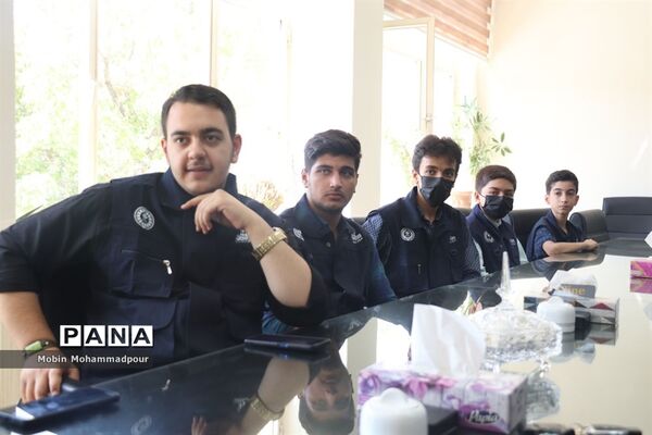 تجلیل معاون پرورشی و فرهنگی آموزش و پرورش آذربایجان شرقی از دانش‌آموز خبرنگاران خبرگزاری پانا