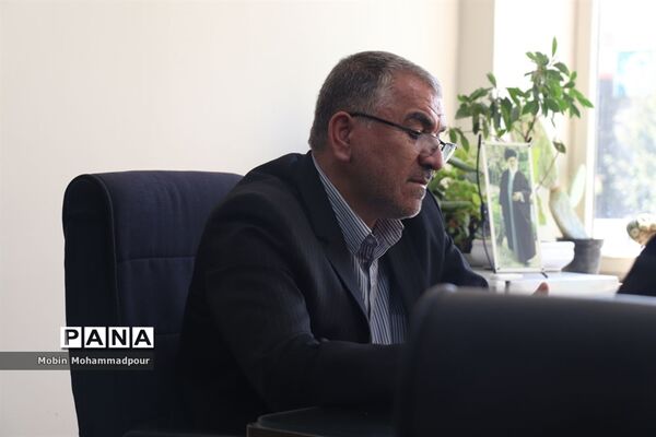 تجلیل معاون پرورشی و فرهنگی آموزش و پرورش آذربایجان شرقی از دانش‌آموز خبرنگاران خبرگزاری پانا