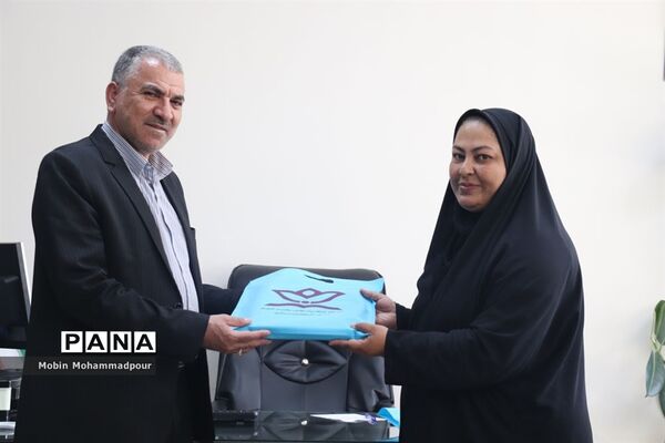 تجلیل معاون پرورشی و فرهنگی آموزش و پرورش آذربایجان شرقی از دانش‌آموز خبرنگاران خبرگزاری پانا